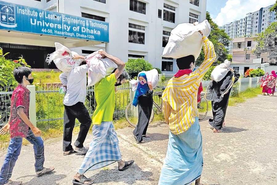 Give Bangladesh Volunteers Carrying Rations to Children